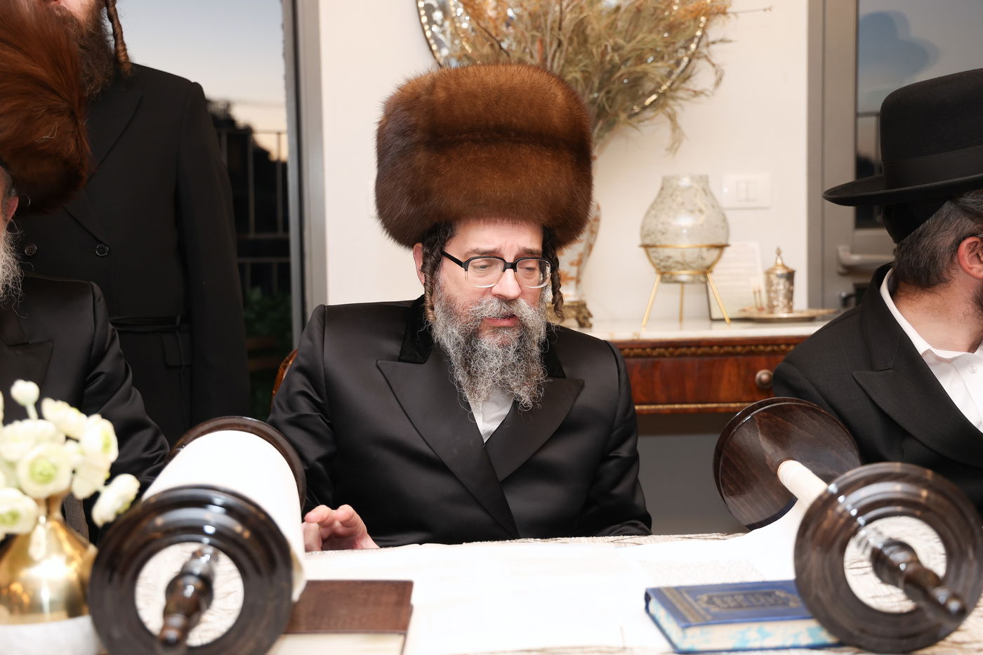 הכנסת ספר תורה לביהמ"ד סקולען בעיה"ק ירושלים 