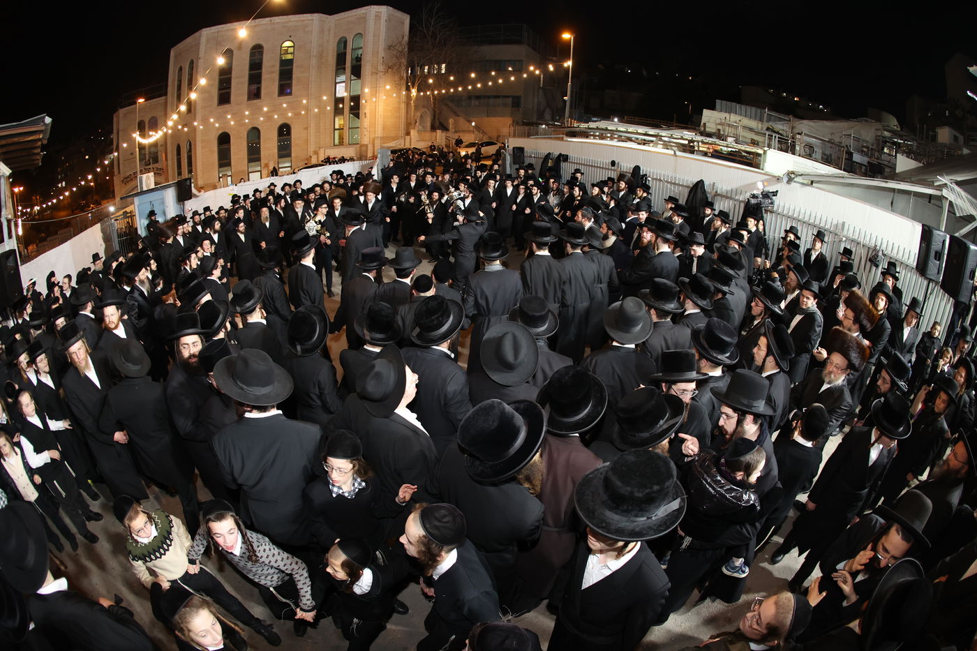 הכנסת ספר תורה לביהמ"ד סקולען בעיה"ק ירושלים 