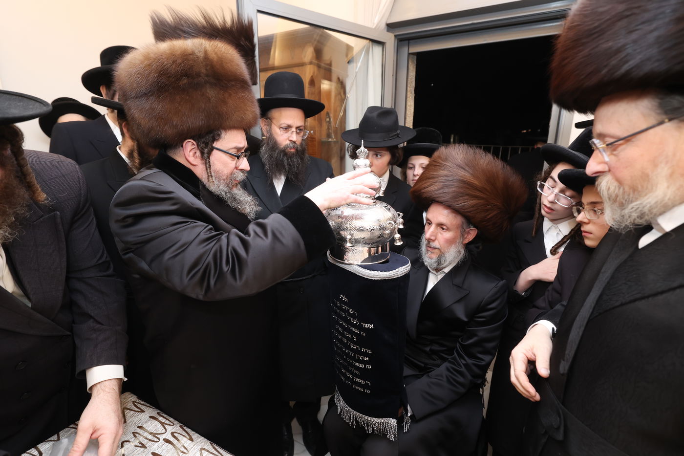 הכנסת ספר תורה לביהמ"ד סקולען בעיה"ק ירושלים 