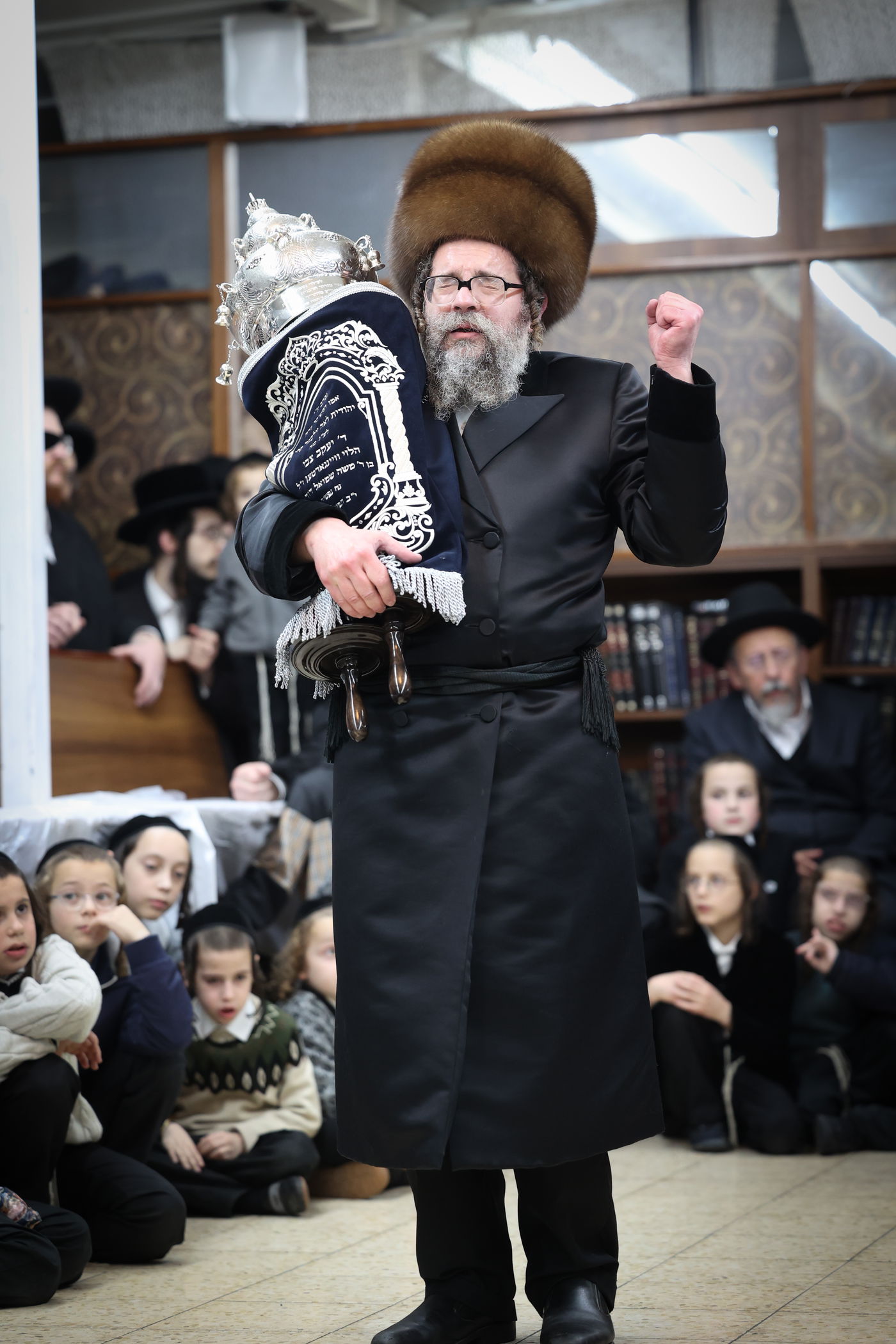 הכנסת ספר תורה לביהמ"ד סקולען בעיה"ק ירושלים 