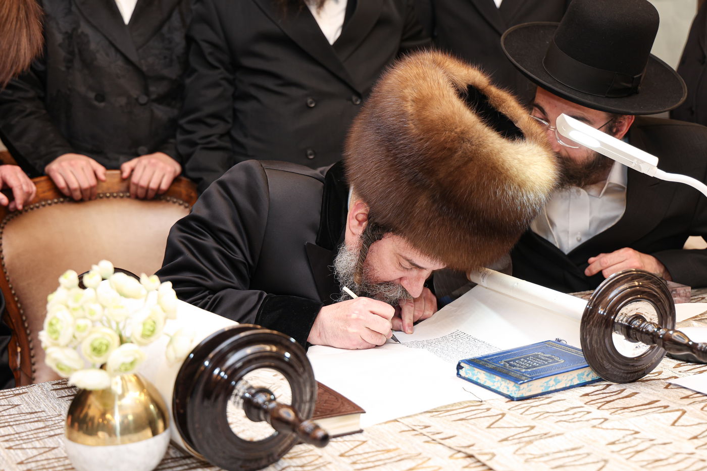 הכנסת ספר תורה לביהמ"ד סקולען בעיה"ק ירושלים 