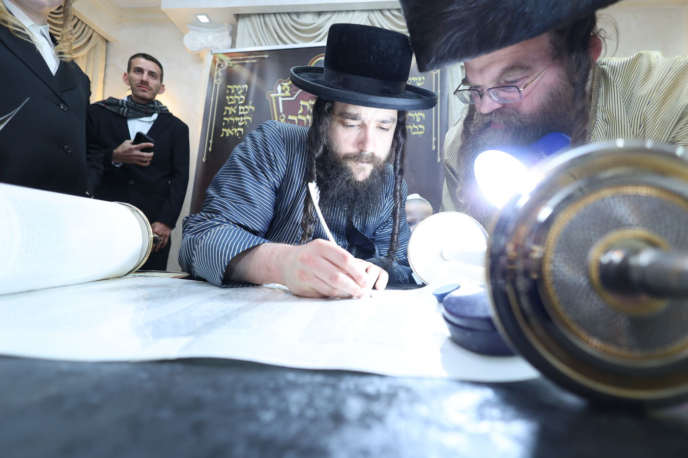 הכנסת ספר תורה בתולדות אברהם יצחק