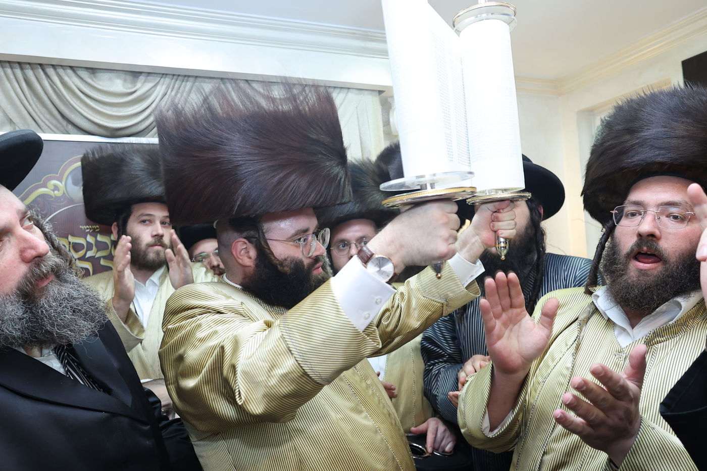 הכנסת ספר תורה בתולדות אברהם יצחק