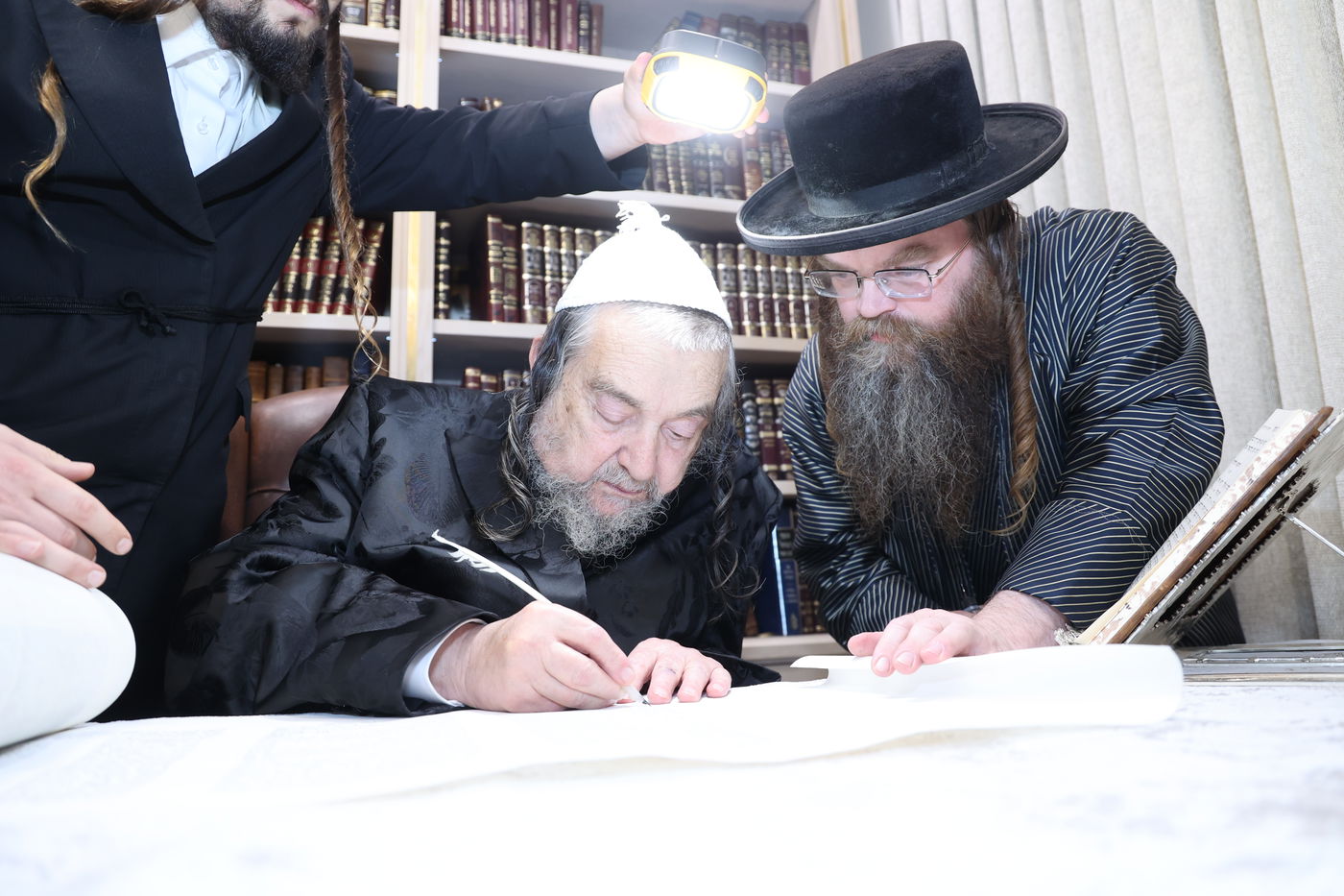 הכנסת ספר תורה בתולדות אברהם יצחק