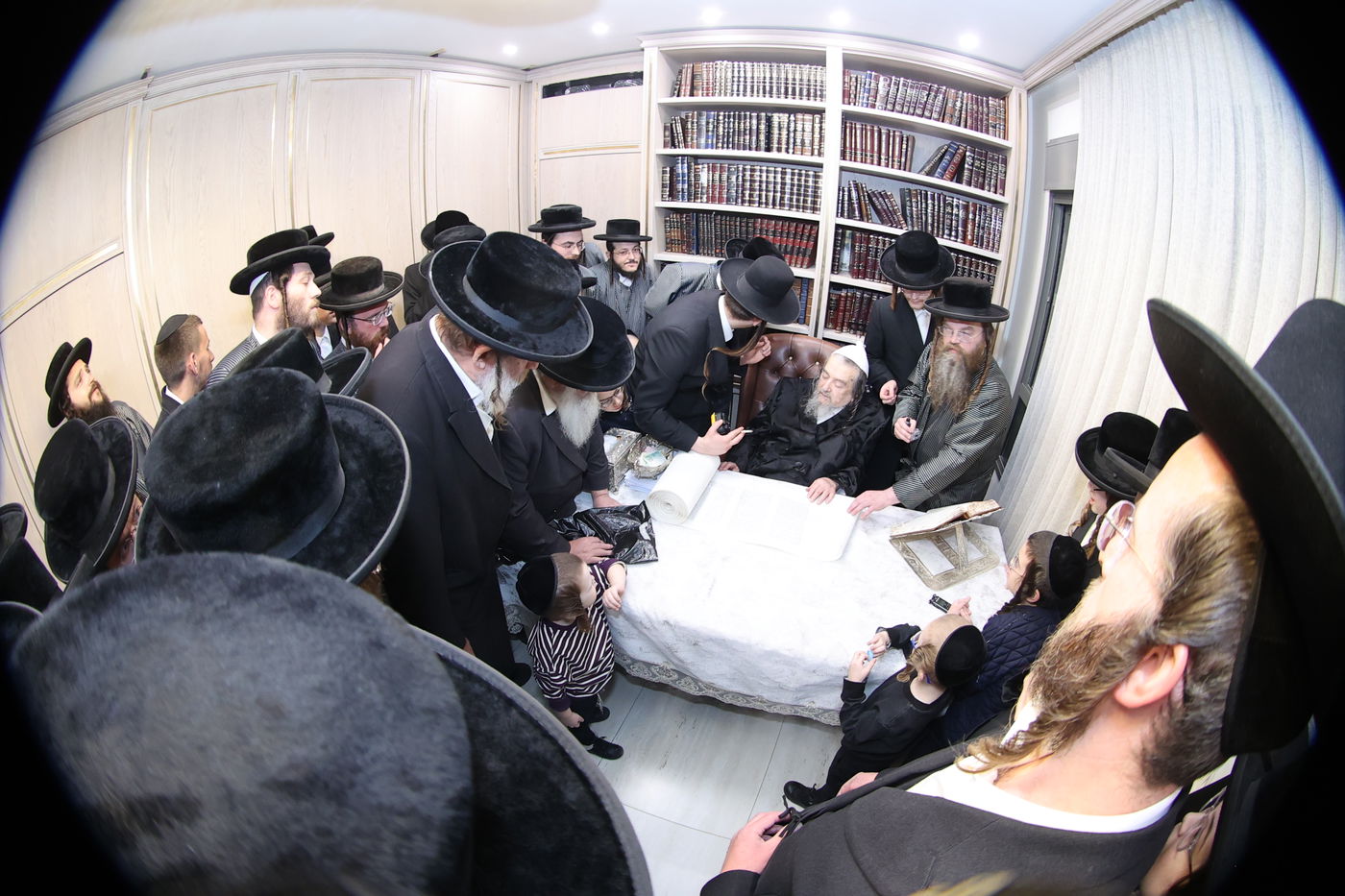 הכנסת ספר תורה בתולדות אברהם יצחק