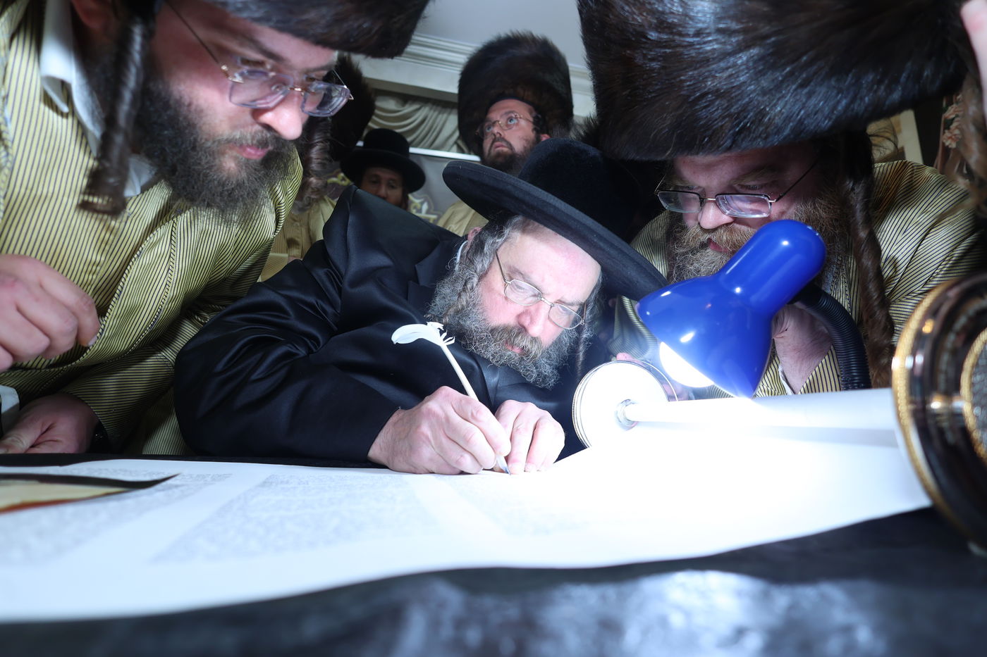 הכנסת ספר תורה בתולדות אברהם יצחק