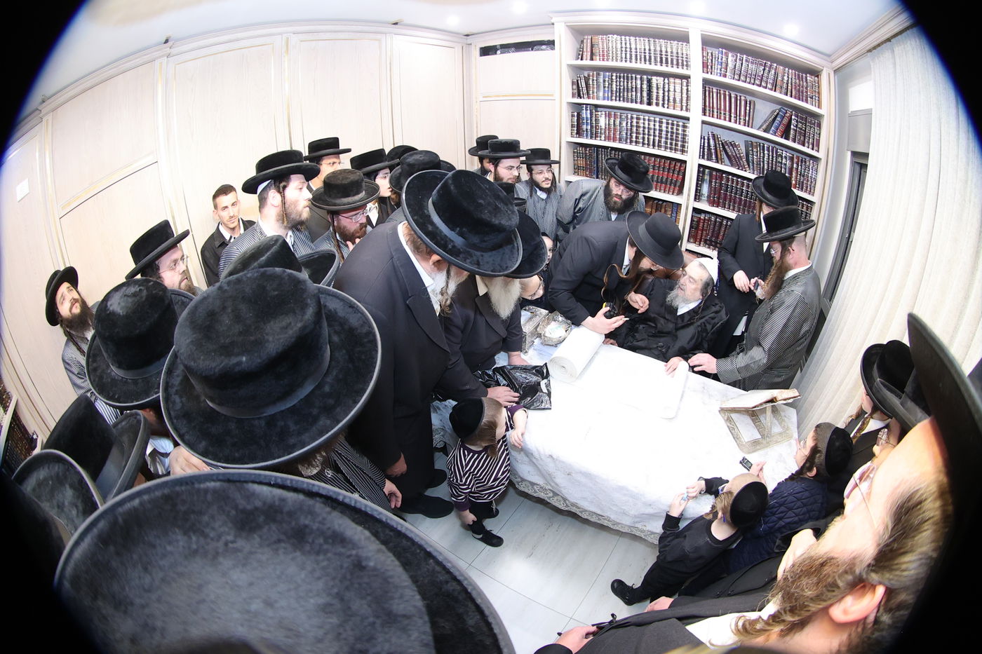 הכנסת ספר תורה בתולדות אברהם יצחק