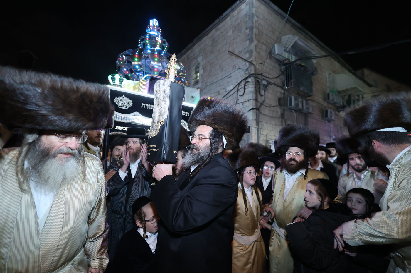 הכנסת ספר תורה בתולדות אברהם יצחק