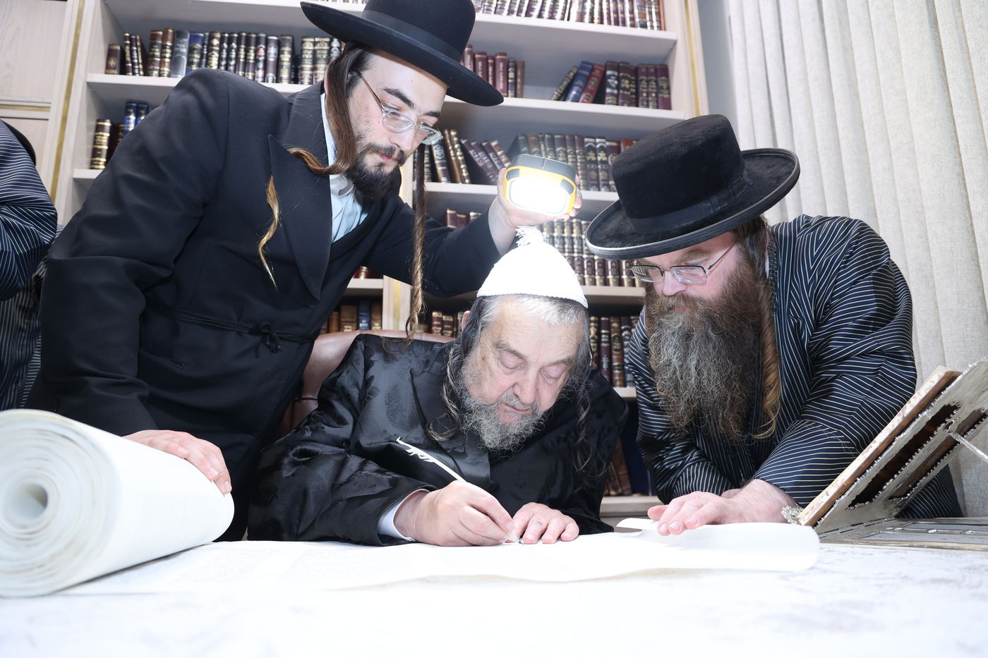 הכנסת ספר תורה בתולדות אברהם יצחק