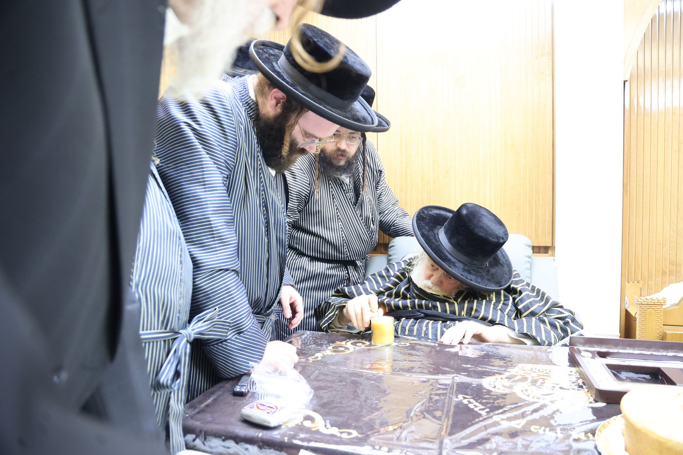 האדמו"ר מתולדות אברהם יצחק בהדלקת נר נשמה