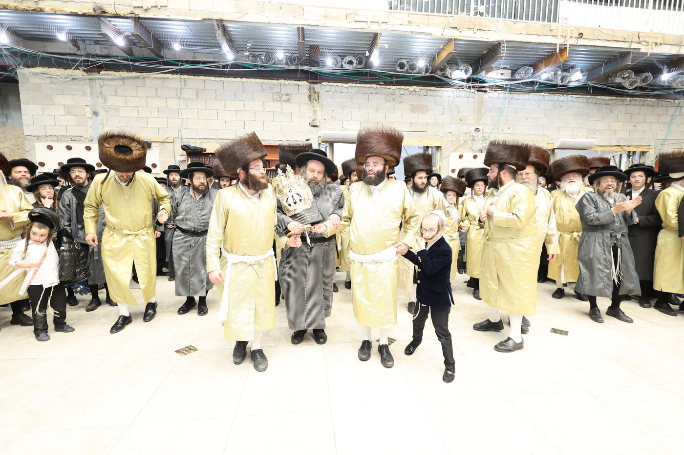 הכנסת ספר תורה בתולדות אברהם יצחק