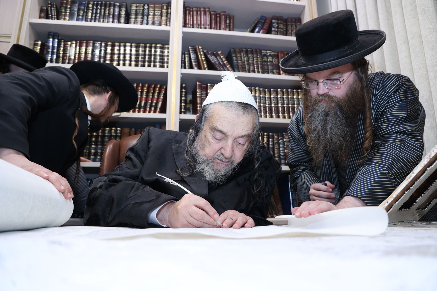 הגה"צ רבי יעקב מאיר שכטר בכתיבת אות בספר התורה