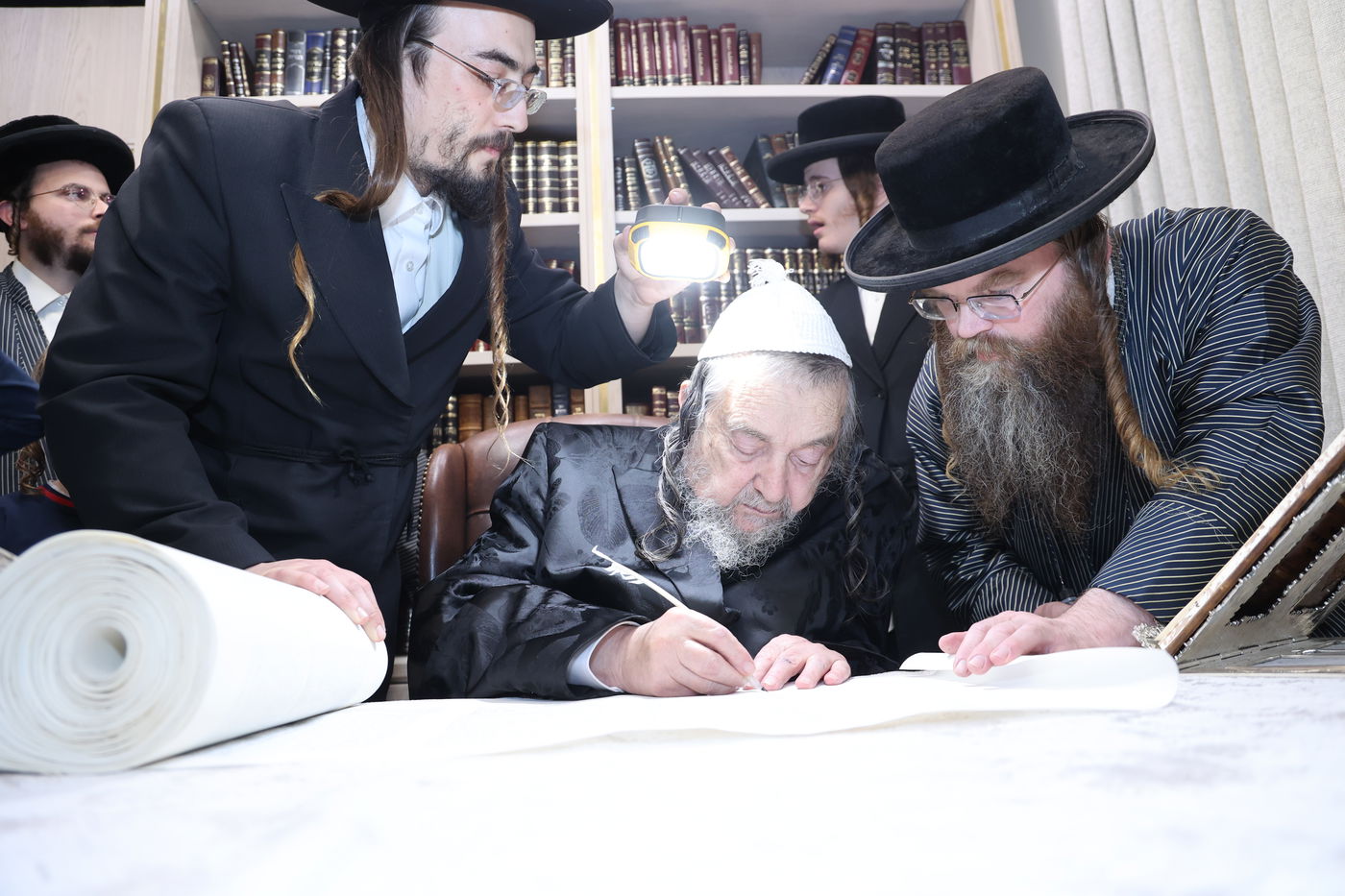 הכנסת ספר תורה בתולדות אברהם יצחק