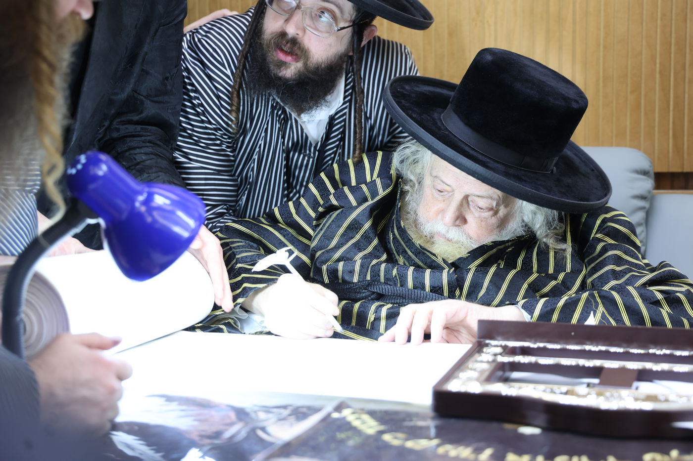 האדמו"ר מתולדות אברהם יצחק בכתיבת אותיות