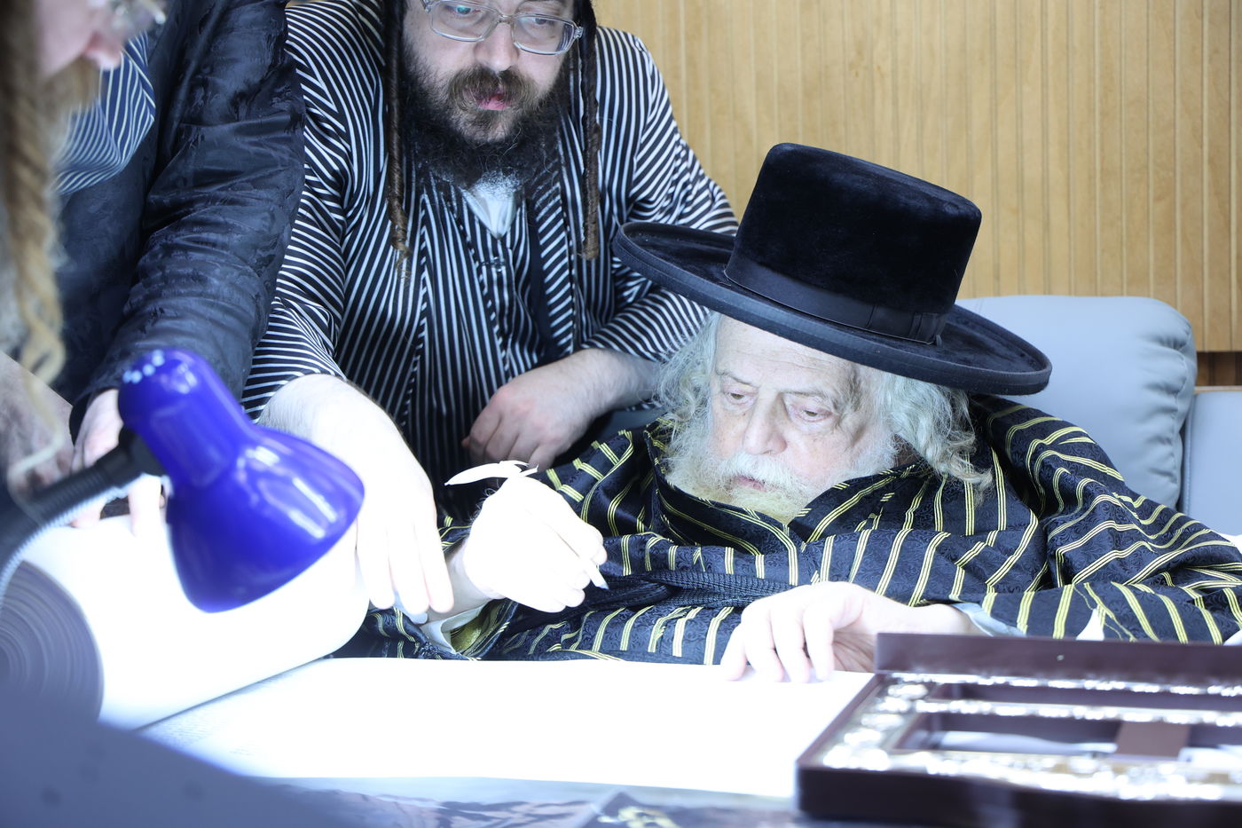 האדמו"ר מתולדות אברהם יצחק בכתיבת אותיות