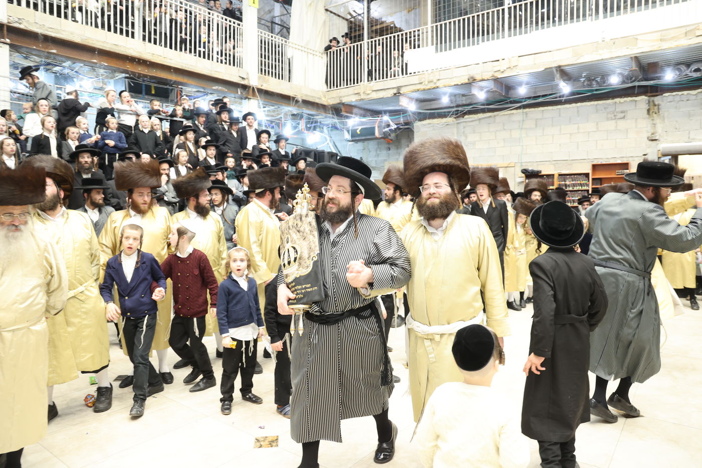 הכנסת ספר תורה בתולדות אברהם יצחק