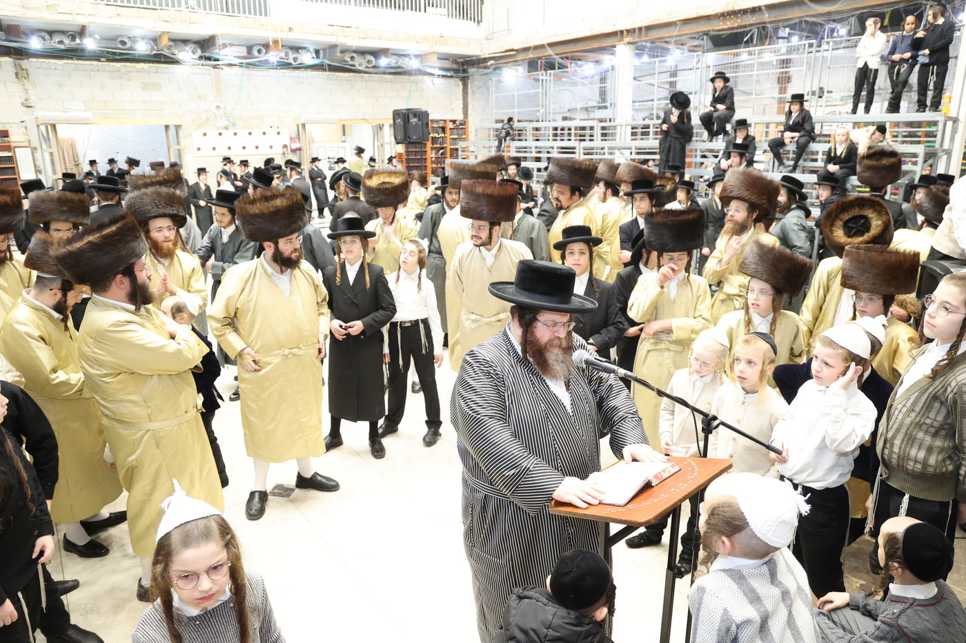 הכנסת ספר תורה בתולדות אברהם יצחק