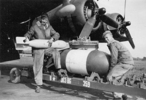 צוות קרקע מכין את פצצת AN-M44 -מלחמת העולם השניה