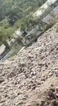 תיעוד: רכבת במקסיקו התהפכה ונפלה לתהום - 13 נהרגו ועשרות נפצעו