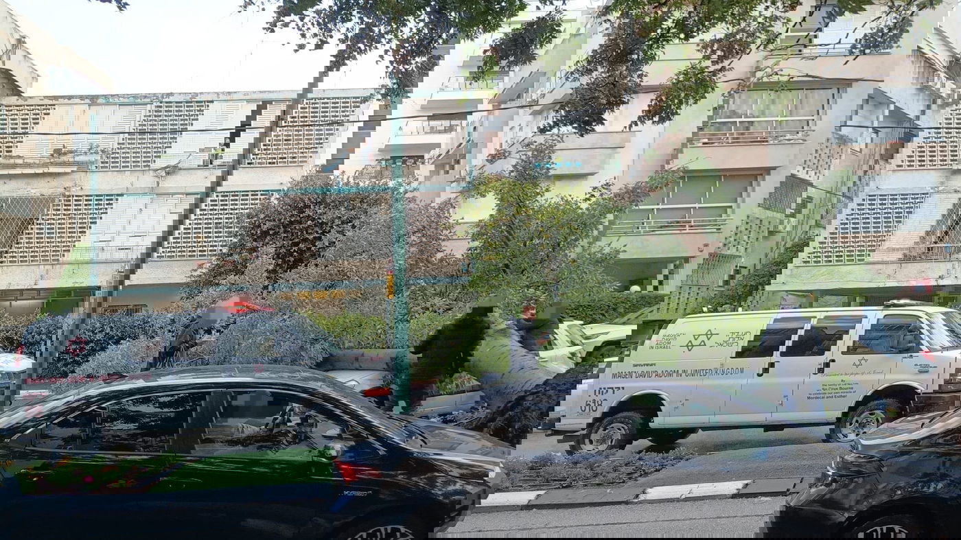 קריסת העץ על הרכב בהרצליה