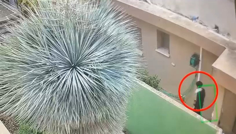 הפורץ תועד בכניסה לבית וביציאה ממנו