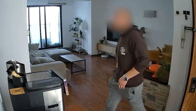 תיעוד: צעיר בוזז מתוך דירה במרכז תל אביב - אחרי שפרץ לתוכה בקלות