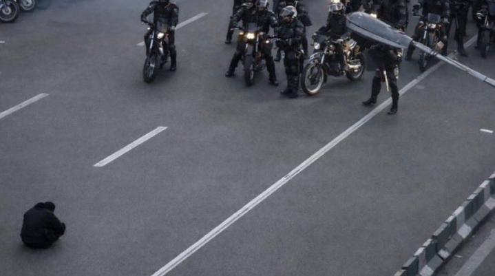 מפגין אחד מול כוחות המשטר