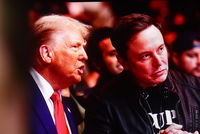 הנשיא טראמפ משוחח עם אילון מאסק באירוע בניו יורק