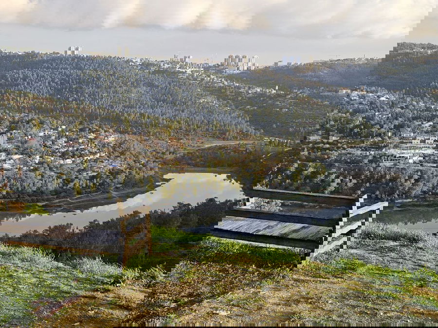 הספסל עם הנוף היפה ביותר, בימים אלו | חורף תשפ"ו