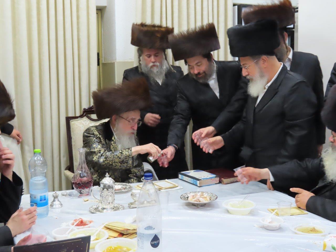 האדמו"ר ממעליץ בשריפת הפתילות