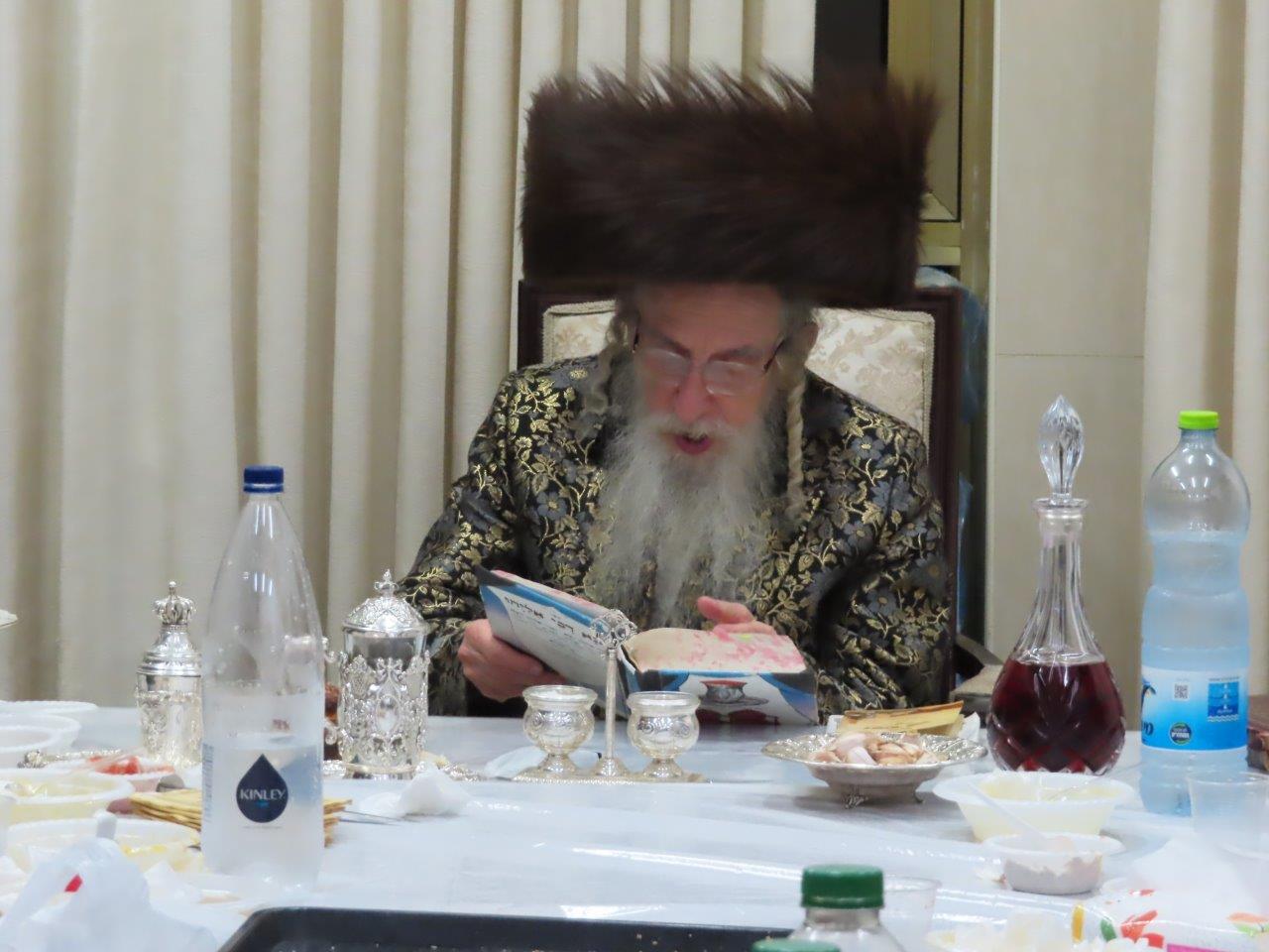 האדמו"ר ממעליץ בשריפת הפתילות