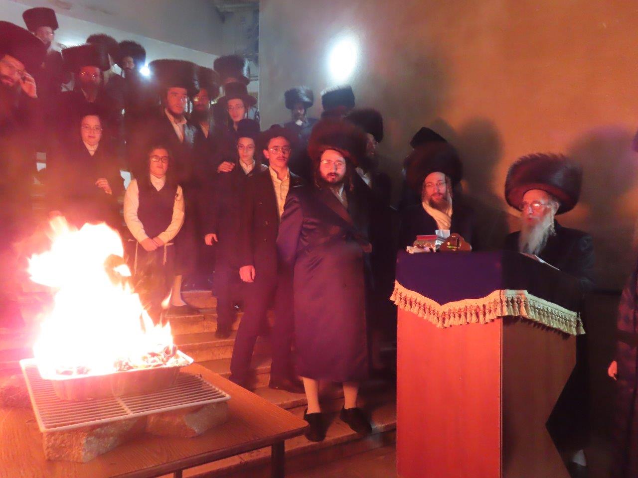 האדמו"ר ממעליץ בשריפת הפתילות