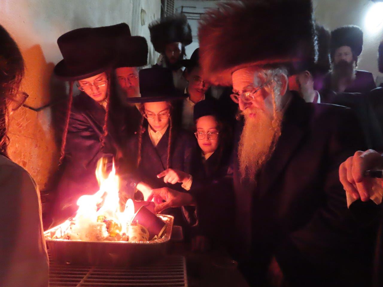 האדמו"ר ממעליץ בשריפת הפתילות