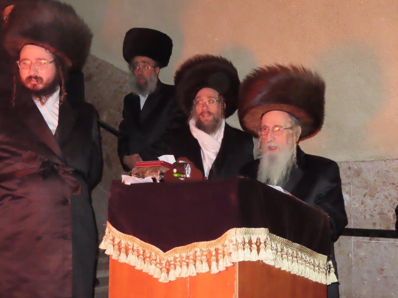 האדמו"ר ממעליץ בשריפת הפתילות