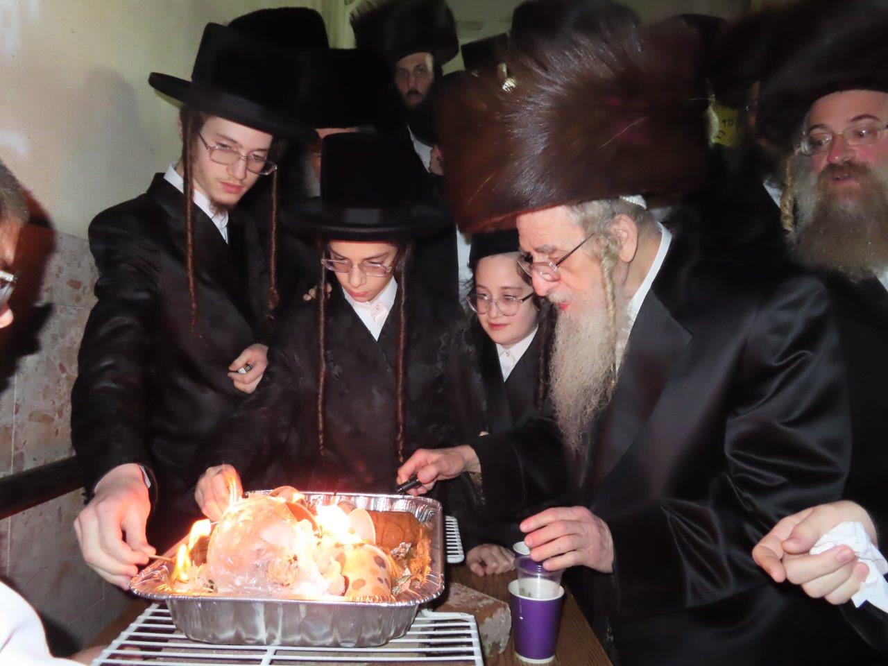 האדמו"ר ממעליץ בשריפת הפתילות