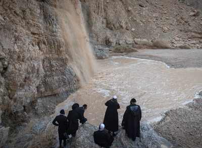 צוקי המדבר, אתמול