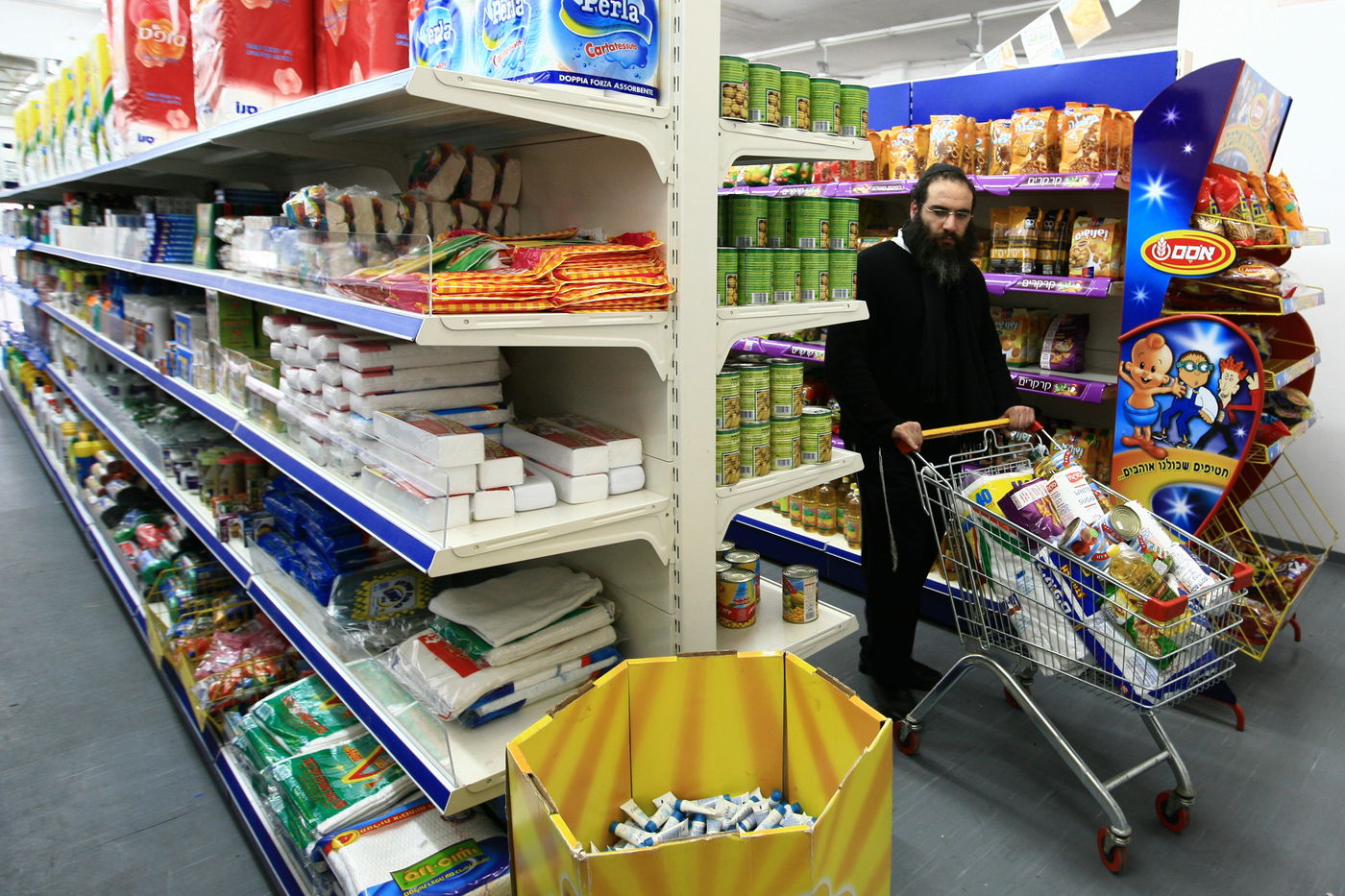 הכל מונח באופן מכוון. מדפים בסופרמרקט