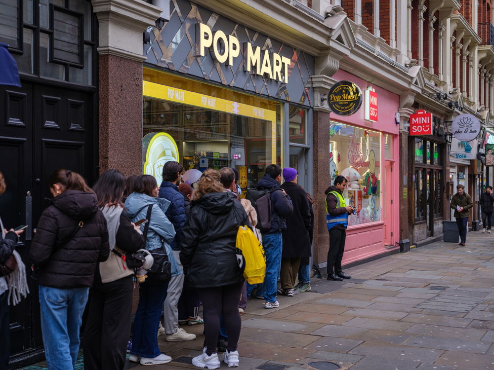תור ארוך של מבוגרים הממתינים שיגיע תורם לרכוש בובת לבובו. פופ מארט בלונדון