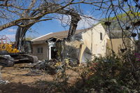 הריסת בית שנפגע בניר עוז