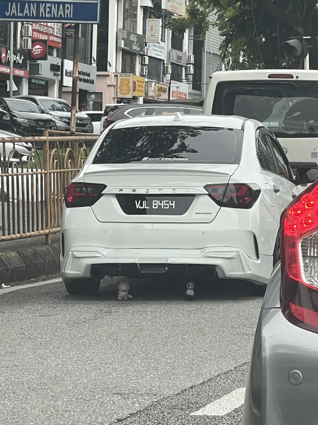 מכונית בתאילנד כשבובת לבובו תלוייה לה מאחור 'לשמירה מרוחות רעות'