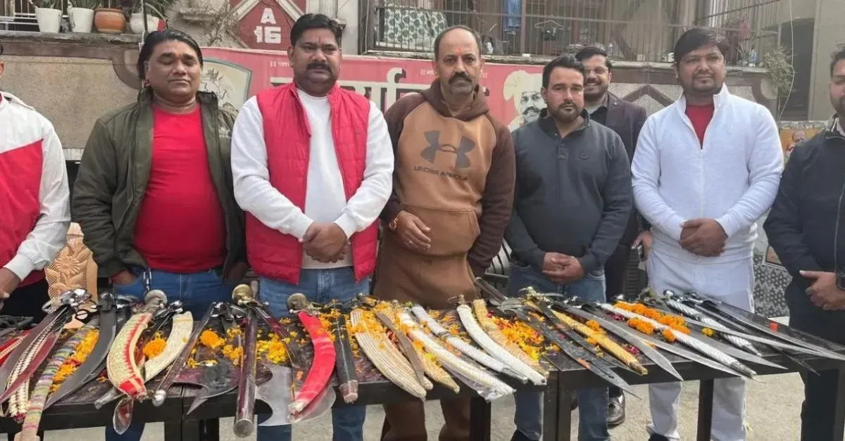 פעילי רקשה דאל הינדים מחלקים חרבות בדלפק בצד הדרך 