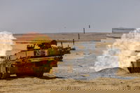 חיילי צבא ארה"ב יורים מתותח ה-120 מ"מ של טנק האברמס