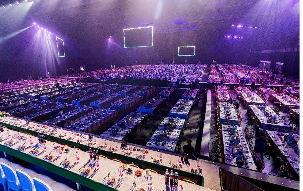 האירוע מתקיים ברוב פאר והדר, עם קהל עצום שמתכנס בו, מדובר בהפקה ייחודית יוצאת דופן בכל מובן