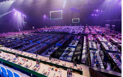 האירוע מתקיים ברוב פאר והדר, עם קהל עצום שמתכנס בו, מדובר בהפקה ייחודית יוצאת דופן בכל מובן