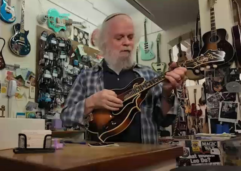 בעל החנות עם הכלים שנגנבו