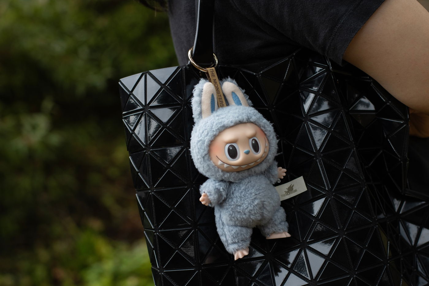 בובת לבובו תלוייה על תיק צד