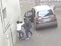 הילד נאבק בחוטף