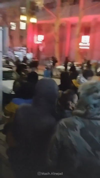 ירי ברחובות ותקיפה של הבסיג': כך הסתיים היום השלישי למחאות באיראן 