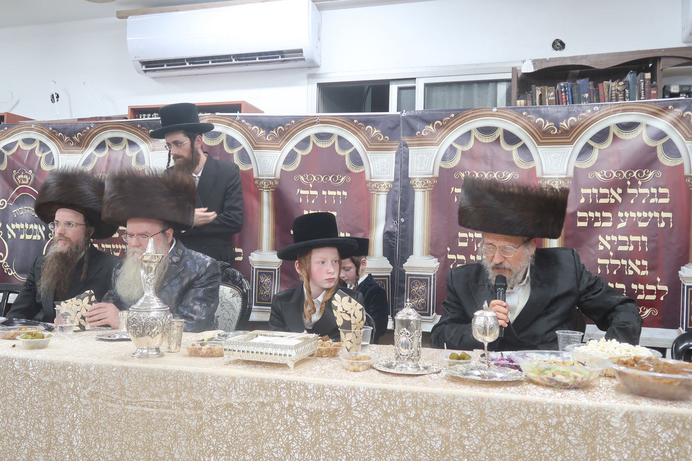 שמחת בית בחצרות אנטניא - בערגסאז