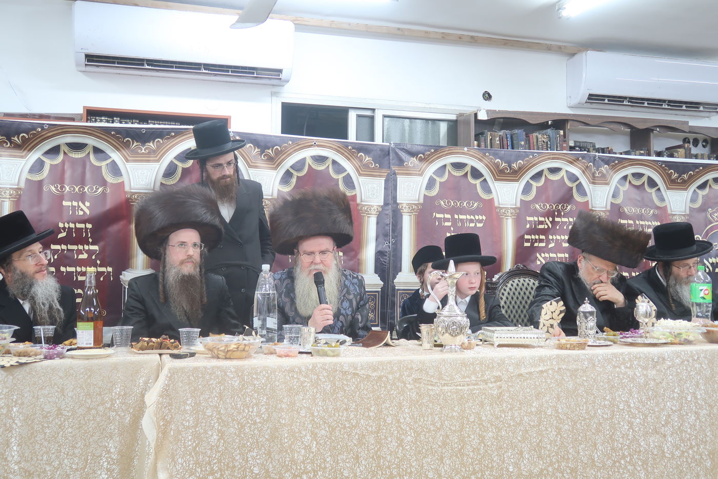 שמחת בית בחצרות אנטניא - בערגסאז